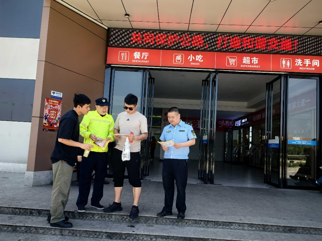 株洲高速公路路政执法大队多举措开展“路政宣传月”活动