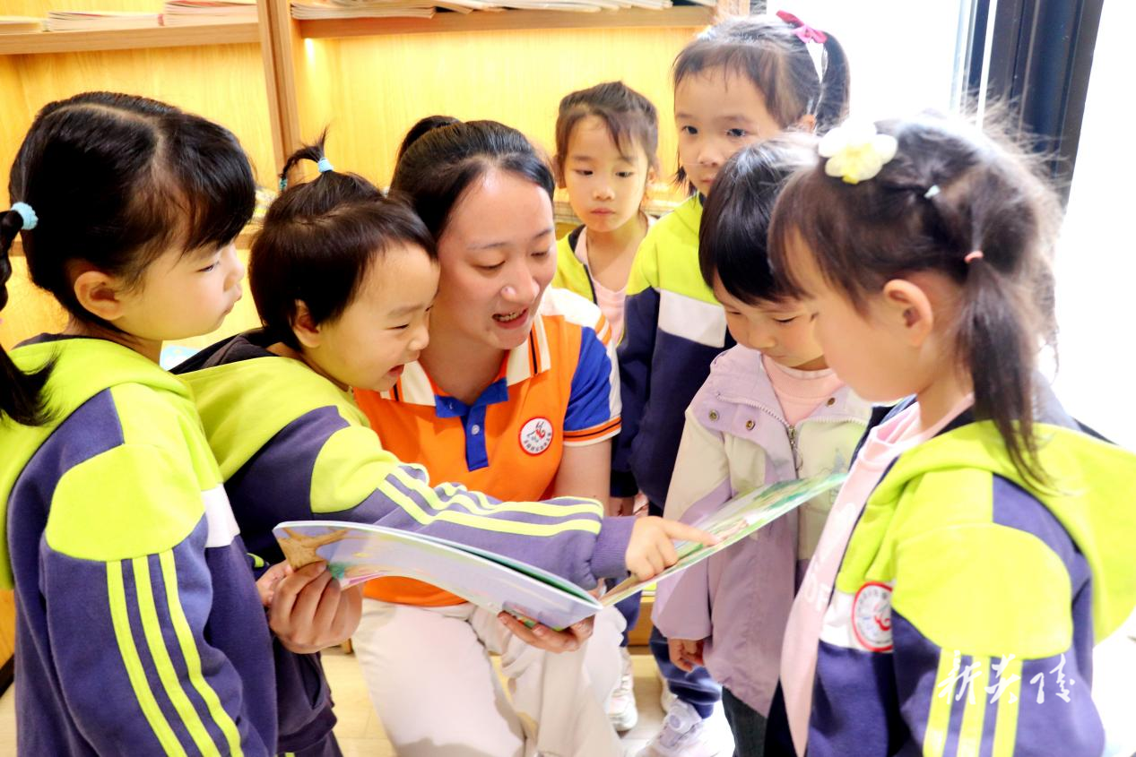 县示范幼儿园开展“春风四月暖，阅读正当时”主题读书活动