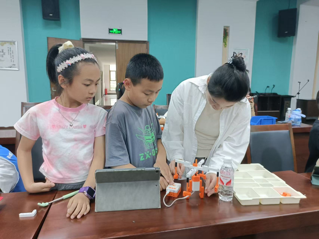 株洲市林业局工会开展 “红心护绿，童趣AI智启未来”主题活动