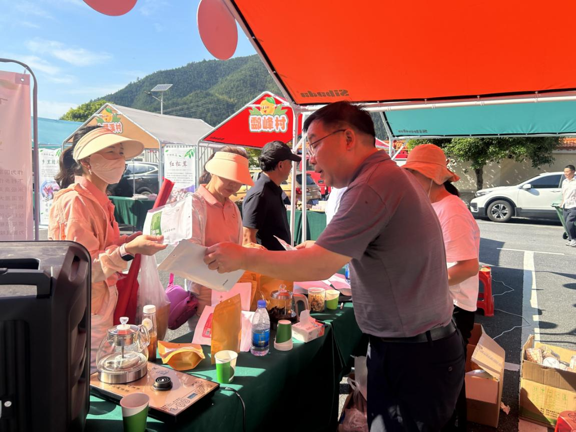 “端午送暖助振兴 乡社共建谱新篇” ——市民政局开展社会组织助力乡村振兴“红满株洲 牵手计划”之“迎端午”走访慰问活动