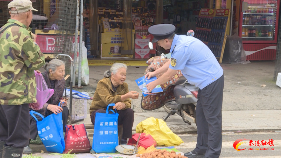 茶陵县交通运输局开展“路政宣传月”暨交通法律法规集中宣传活动