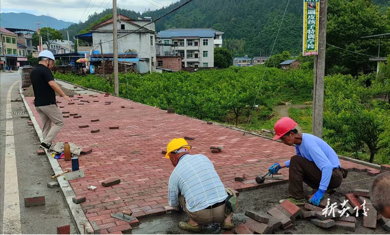 中村瑶族乡：红色美丽乡村添新景 人行安全通道建设忙