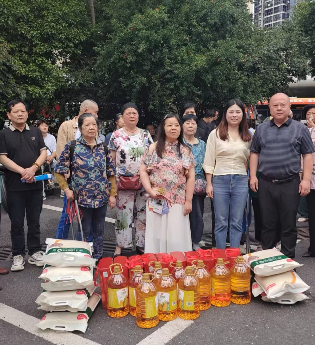 市发改委深入联点社区慰问困难群众