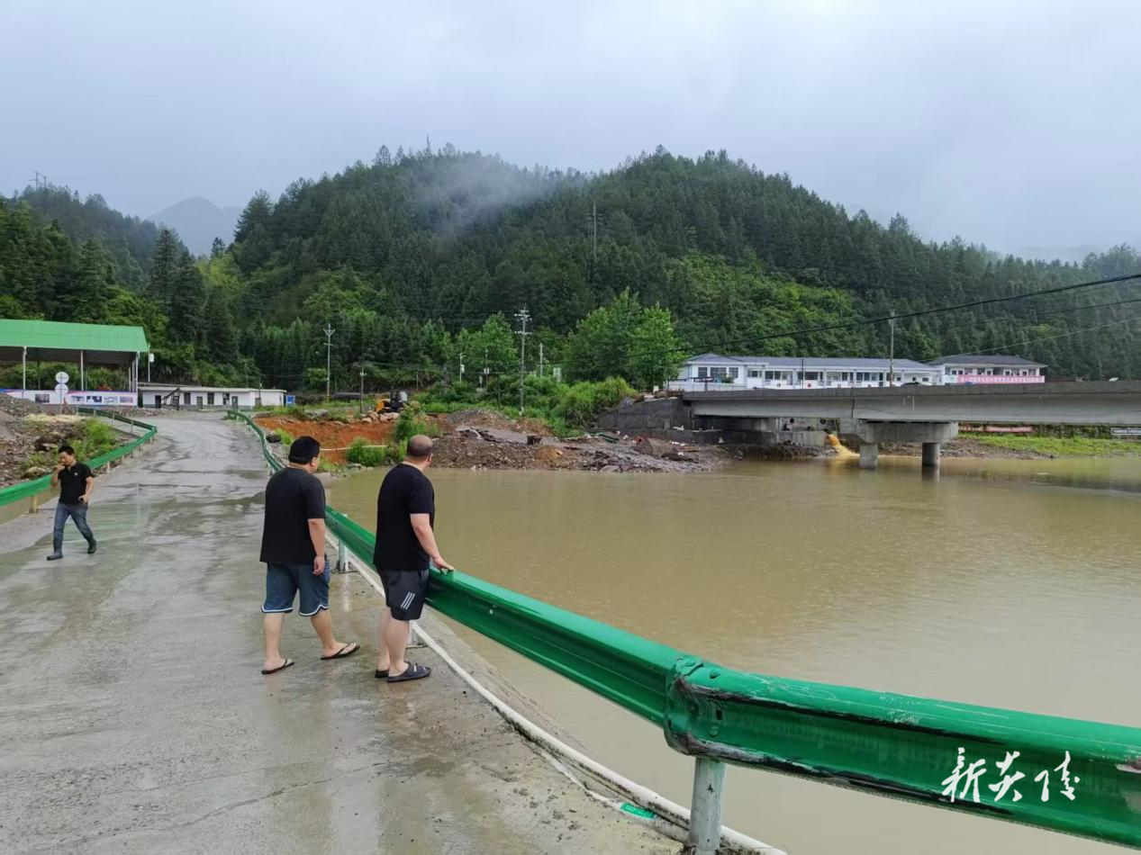 中村瑶族乡：积极沿河巡桥 时刻防汛杜危