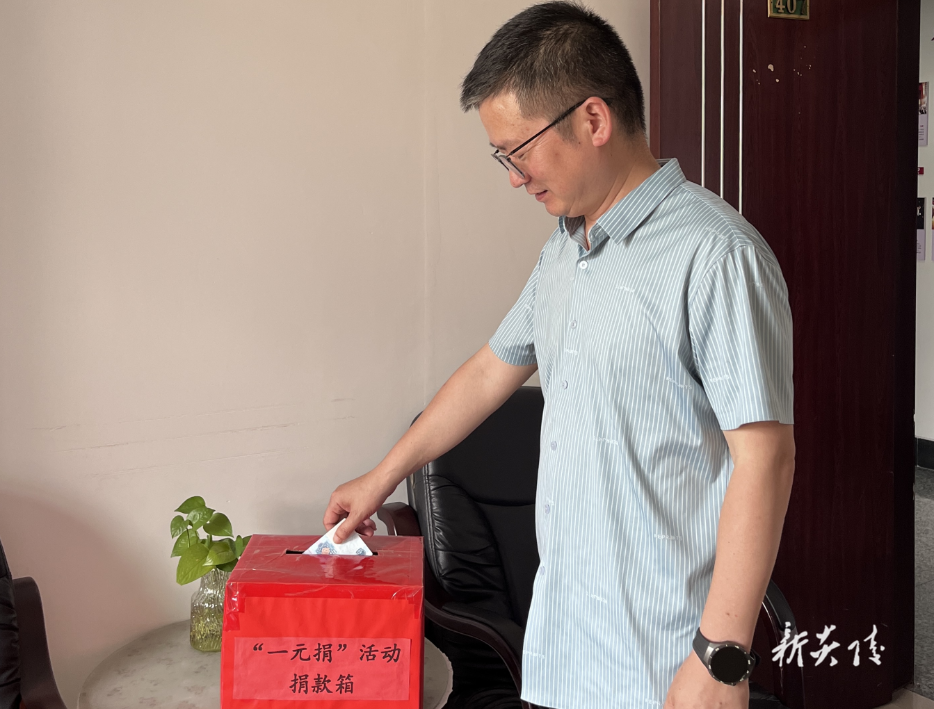 县住建局干部职工踊跃参与 "爱心一元捐"活动
