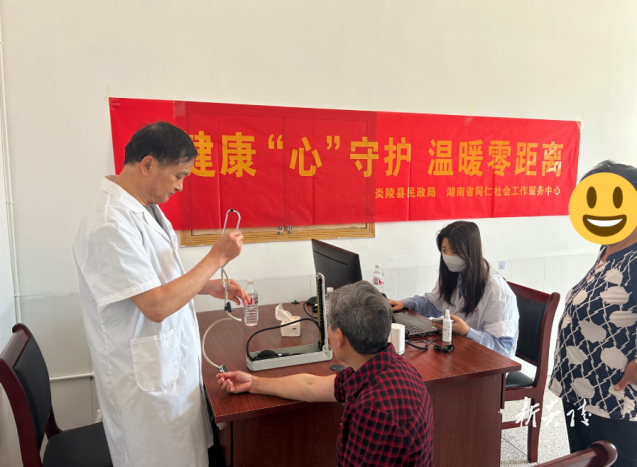 县民政局开展“饺子献温情 体检送健康” 母亲节主题活动