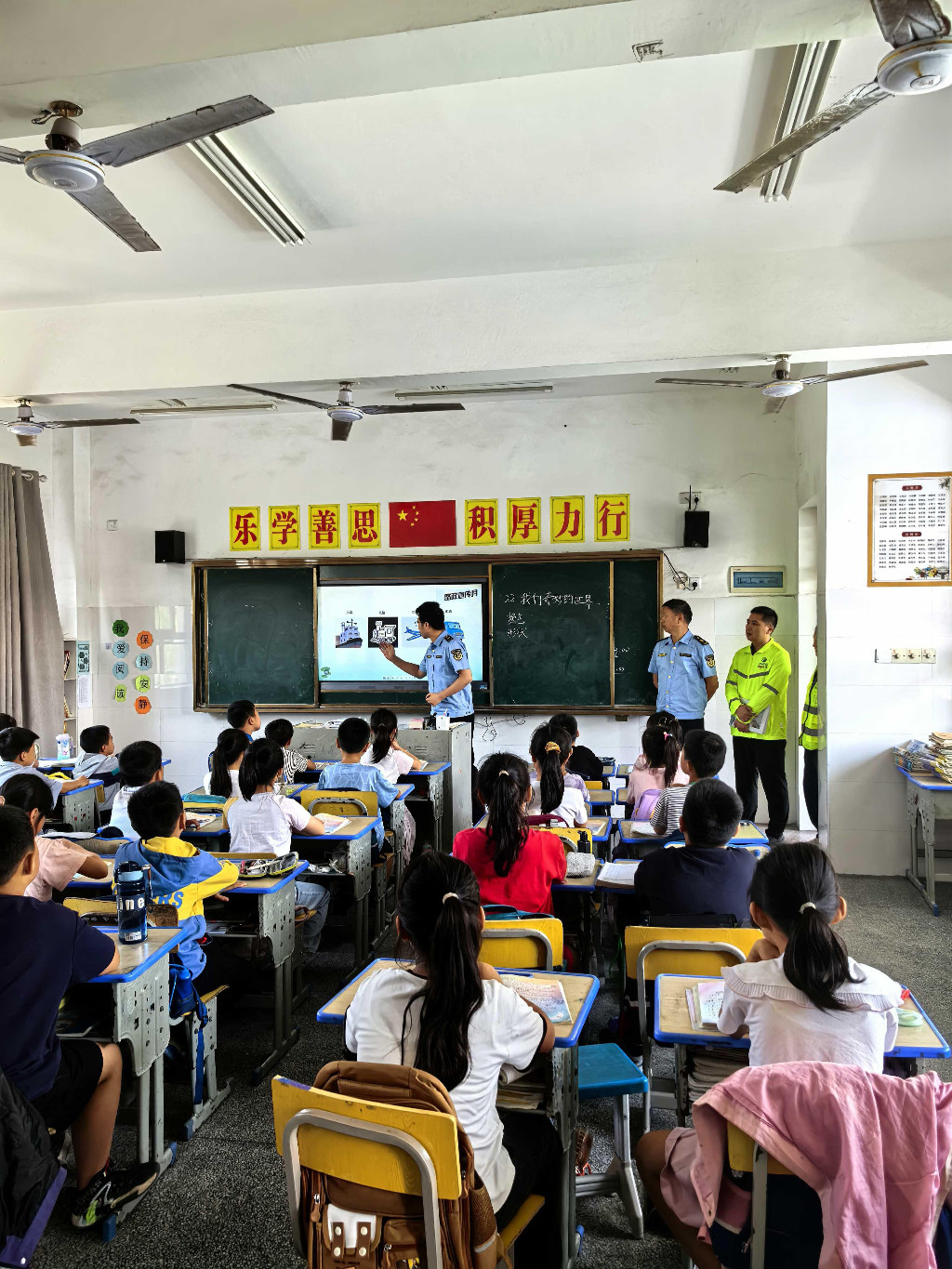 株洲高速公路路政执法大队多举措开展“路政宣传月”活动