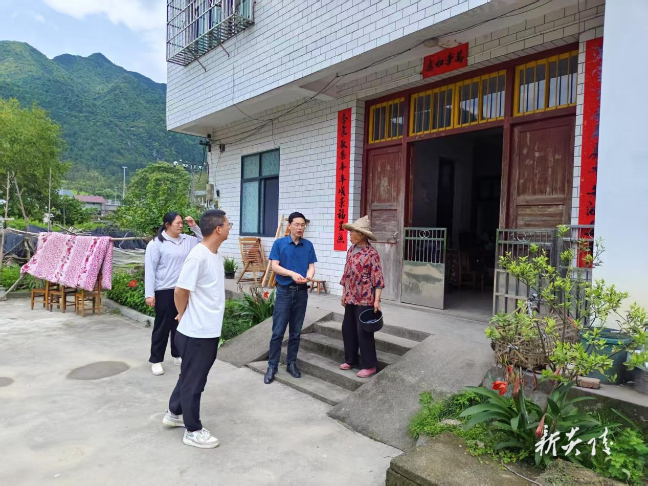 中村瑶族乡：汛期巡查入户 筑牢安全防线