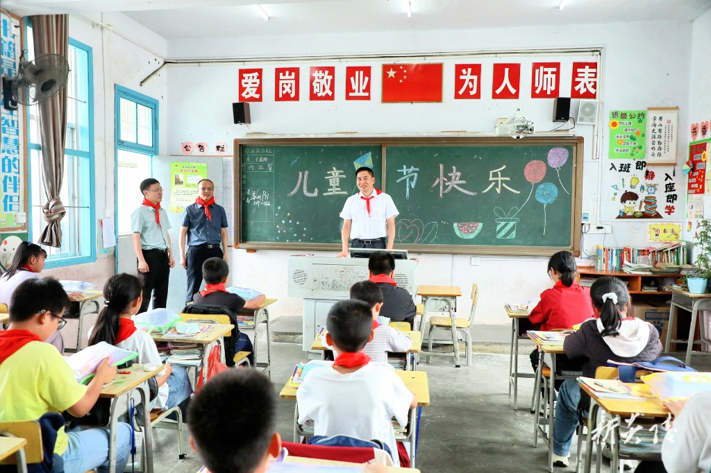 尹朝晖与少年儿童共庆“六一”