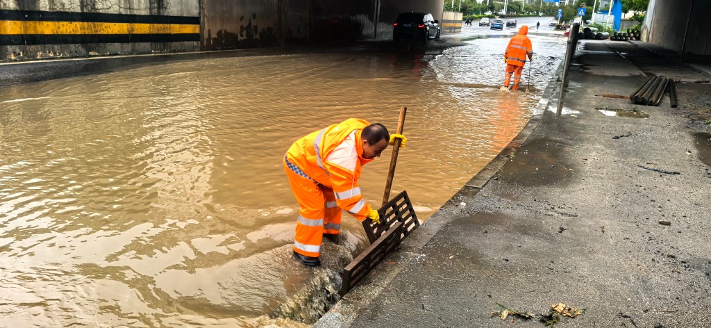 芦淞区城管紧急应对道路积水 全力保障市民出行安全