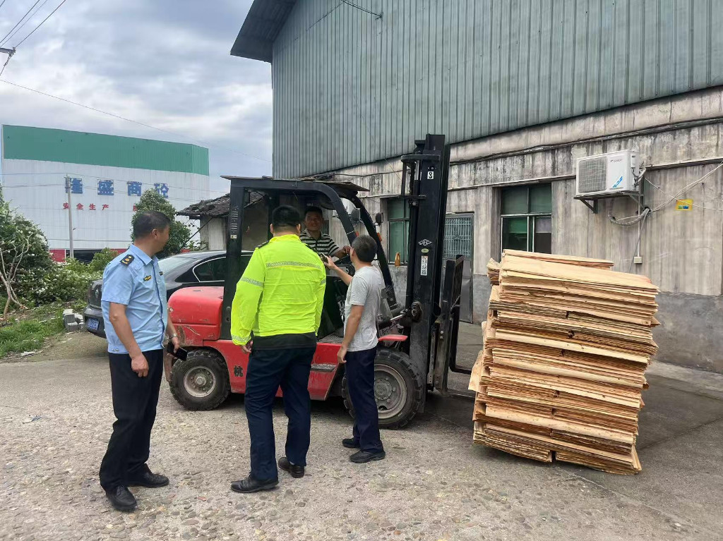 株洲高速公路路政执法大队多举措开展“路政宣传月”活动