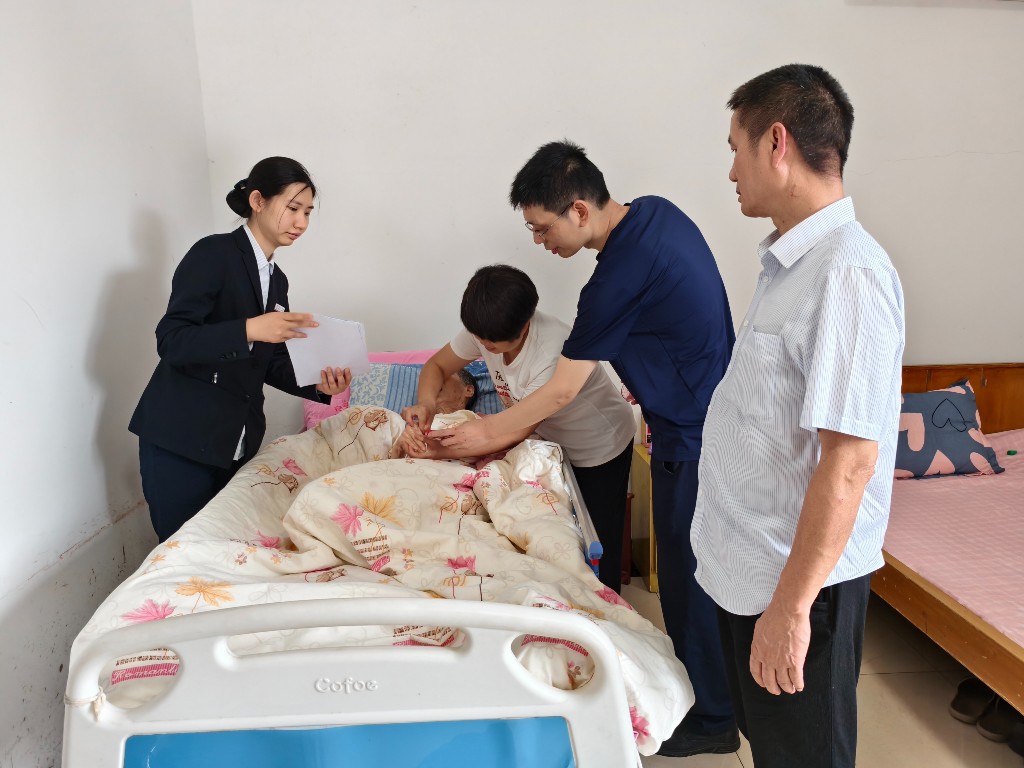 暖心服务零距离！九塘村联合工行助残疾老人更换第三代社保卡