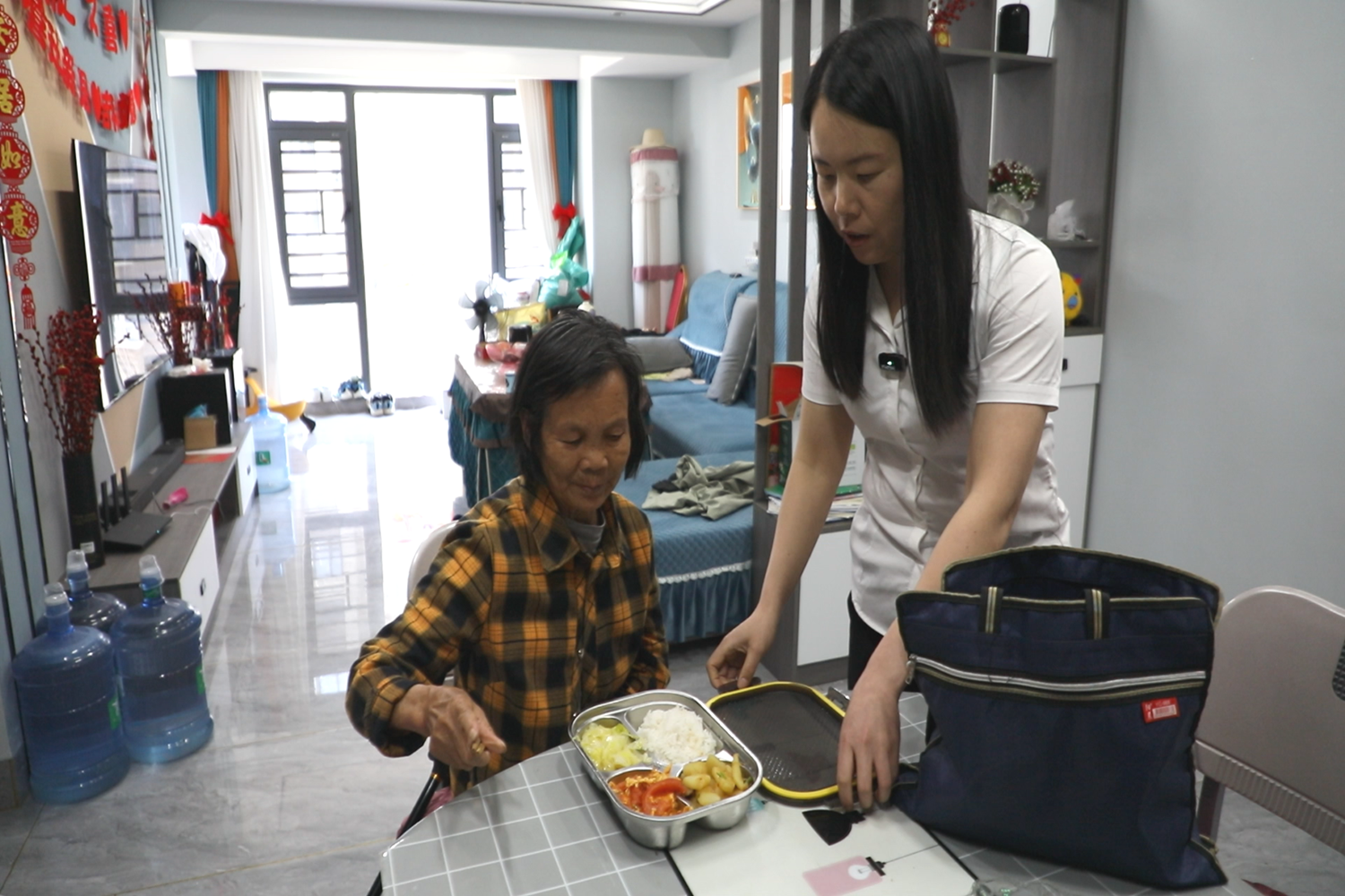 “物业＋公益”破题老龄化：一顿热饭里的民生温度