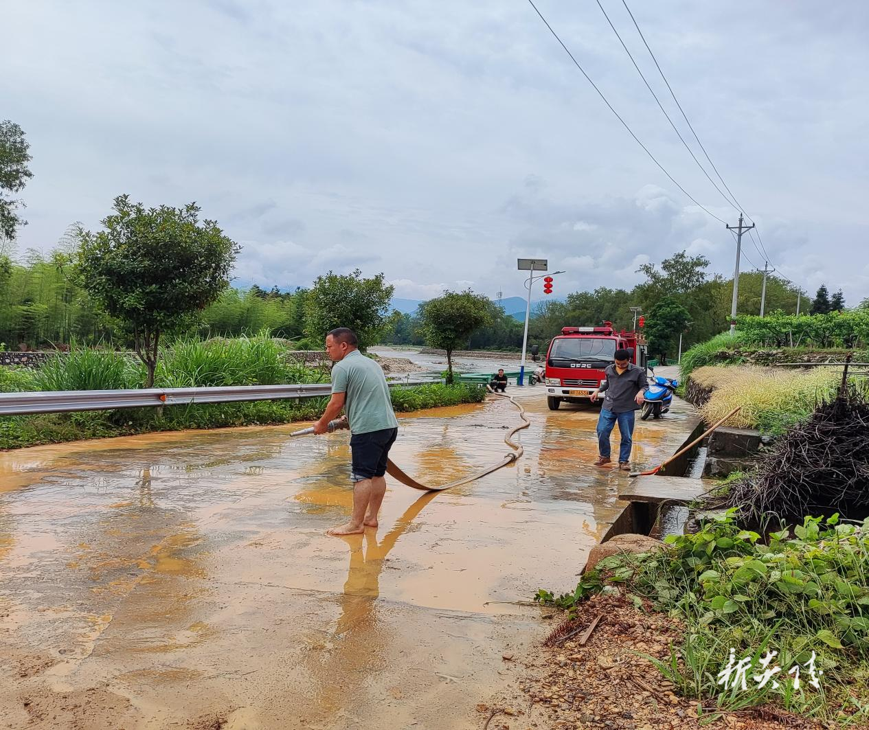 水口镇：巧用消防车清淤解民忧