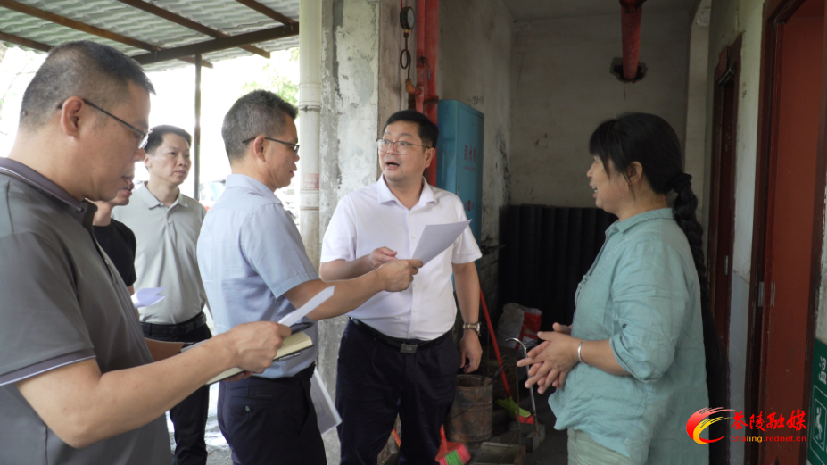 杨红兵“四不两直”督导群腐集中整治工作和暗访中央八项规定精神落实情况