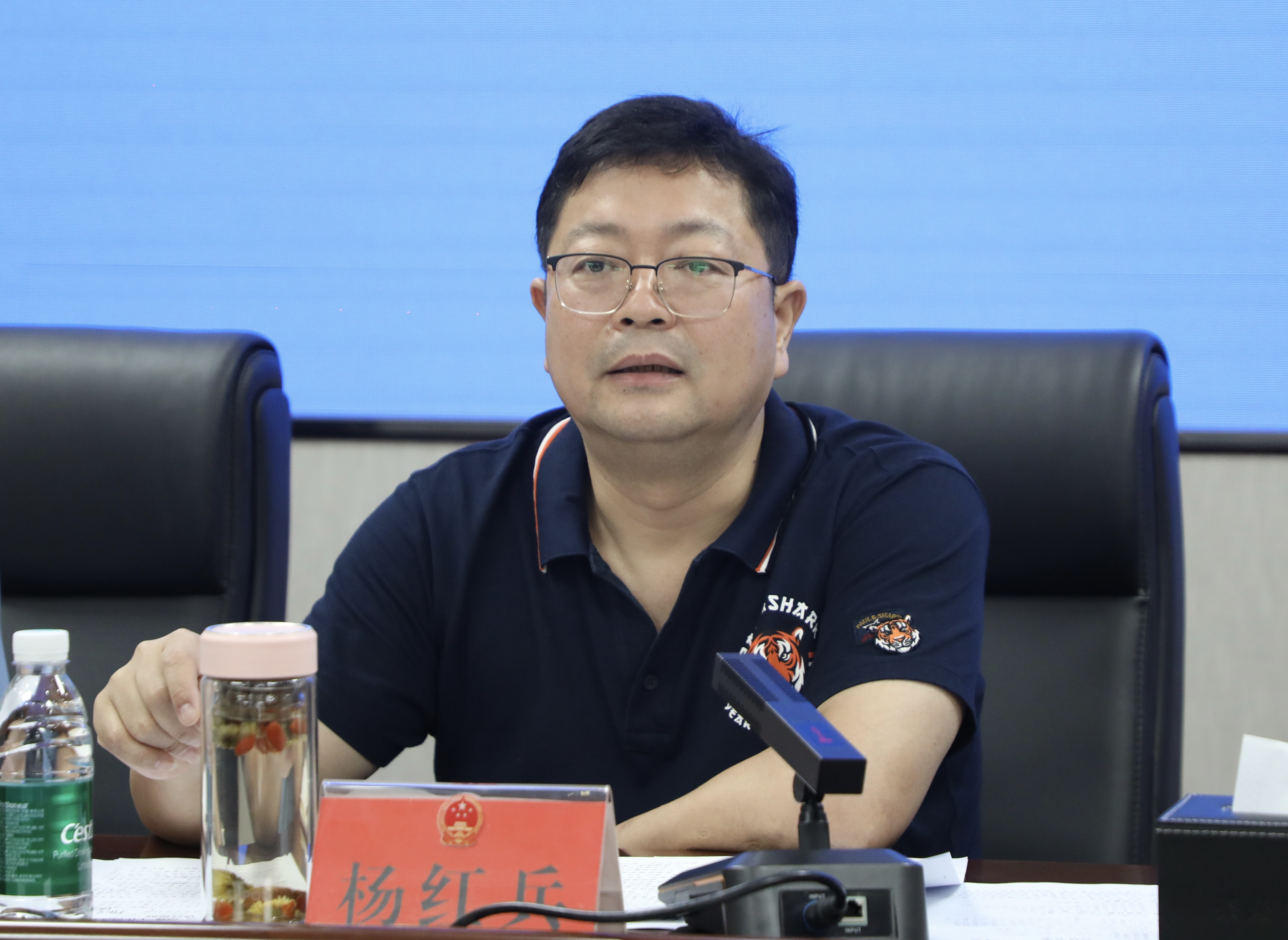 杨红兵调度防御台风“蝴蝶”工作