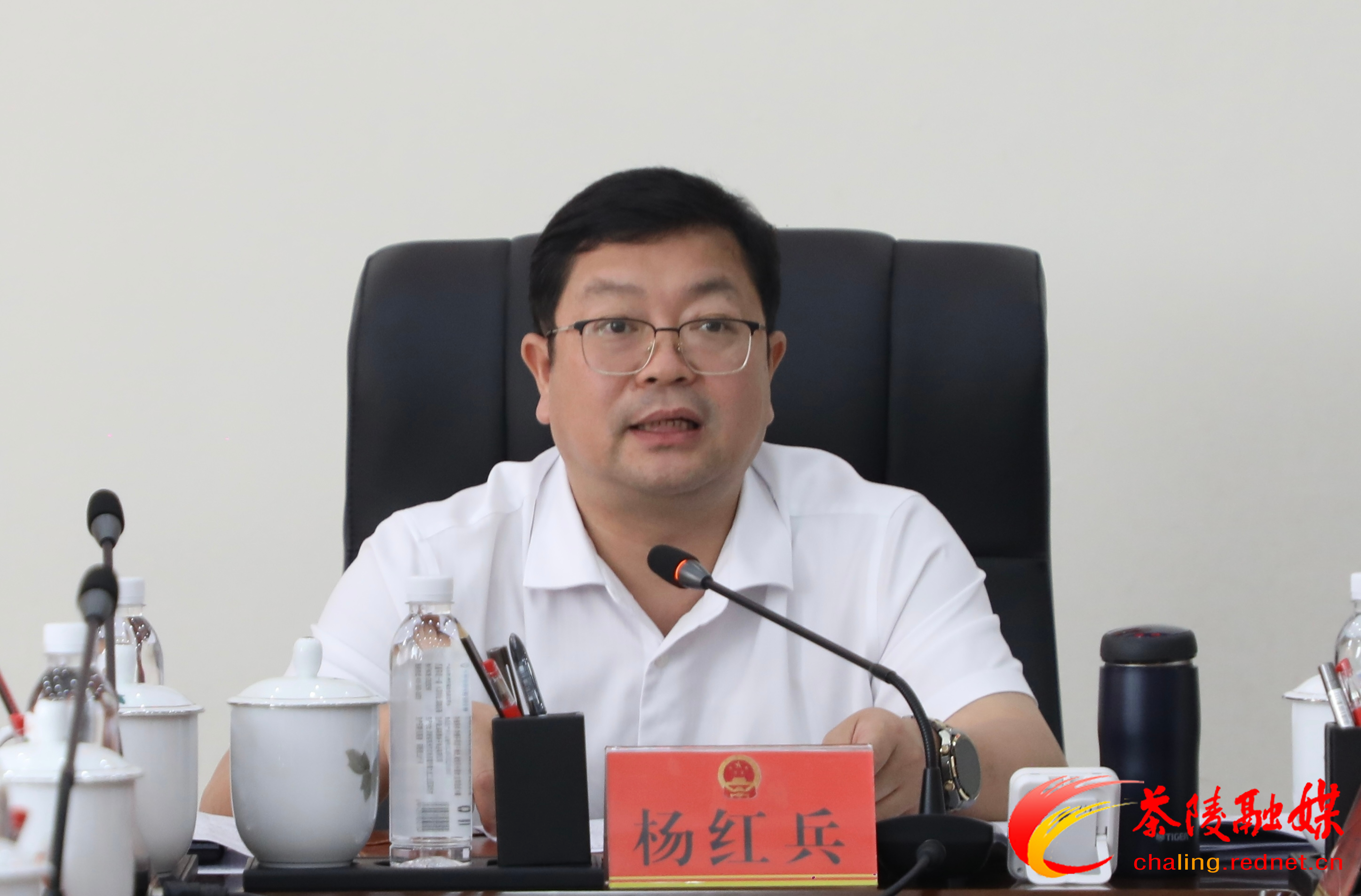 杨红兵主持召开茶陵县十八届人民政府第53次常务会议