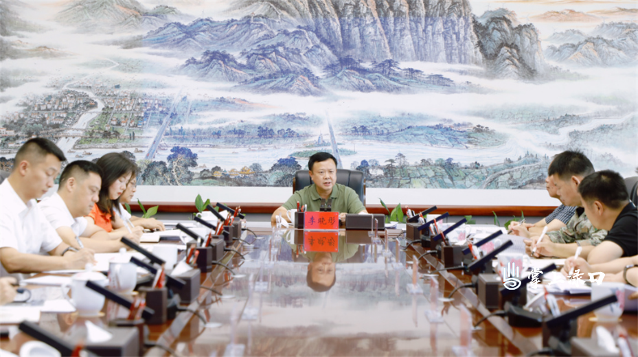 区委理论学习中心组（扩大）举行2025年第八次集体学习