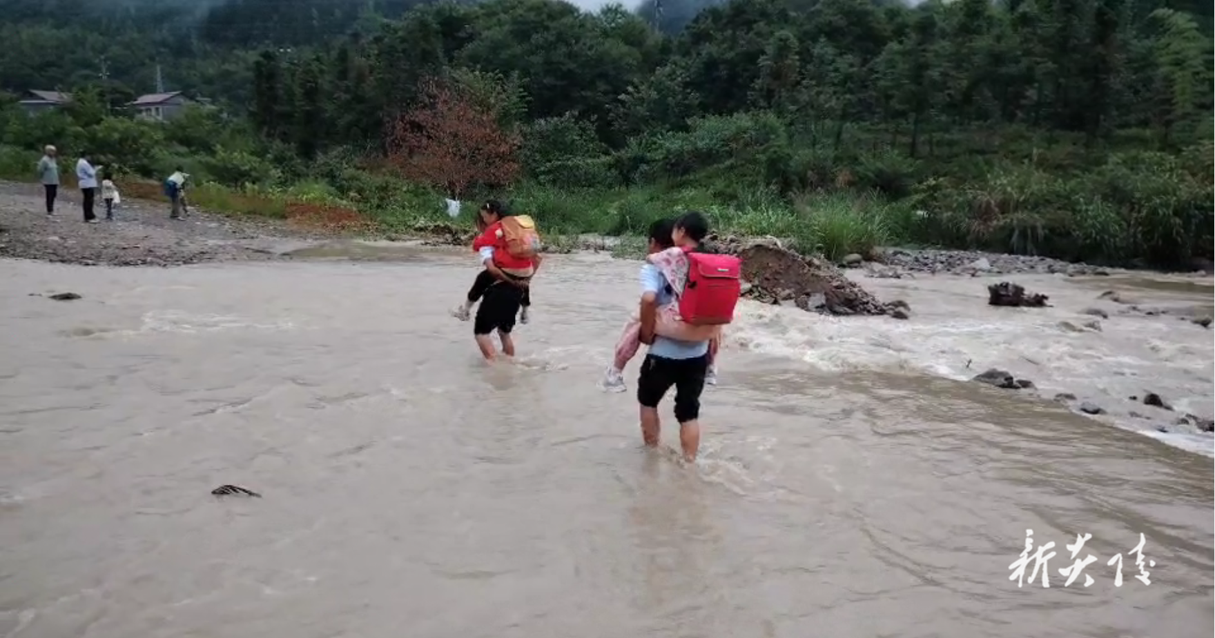 中村瑶族乡：暴雨来袭 干部冒雨涉水力保学校师生安全