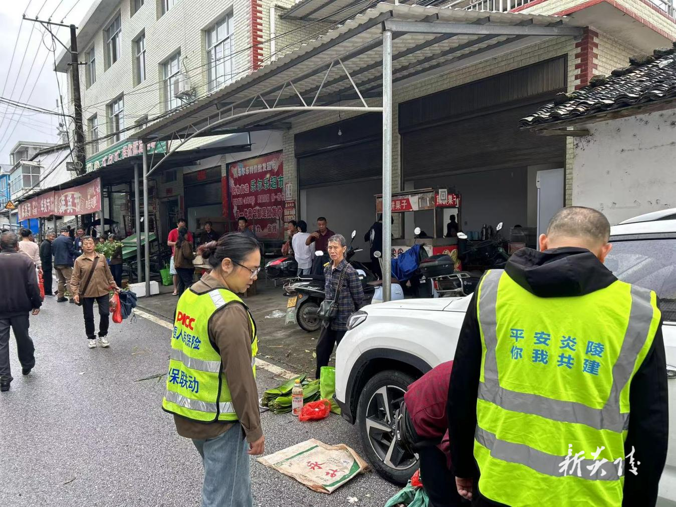 鹿原镇：安全劝导“不停歇” 筑牢道路“安全线”