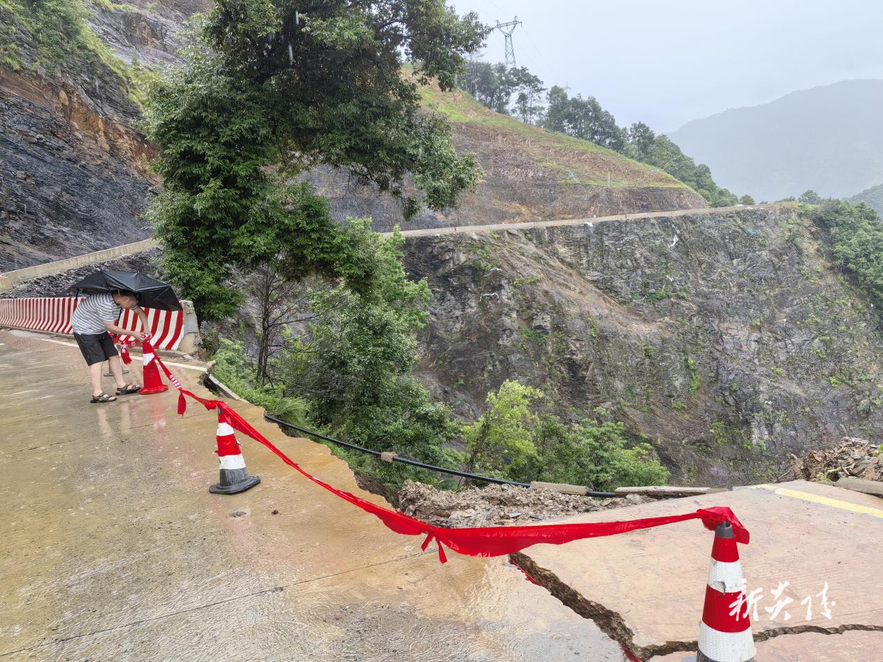 中村瑶族乡：迅速应对中平公路塌方险情