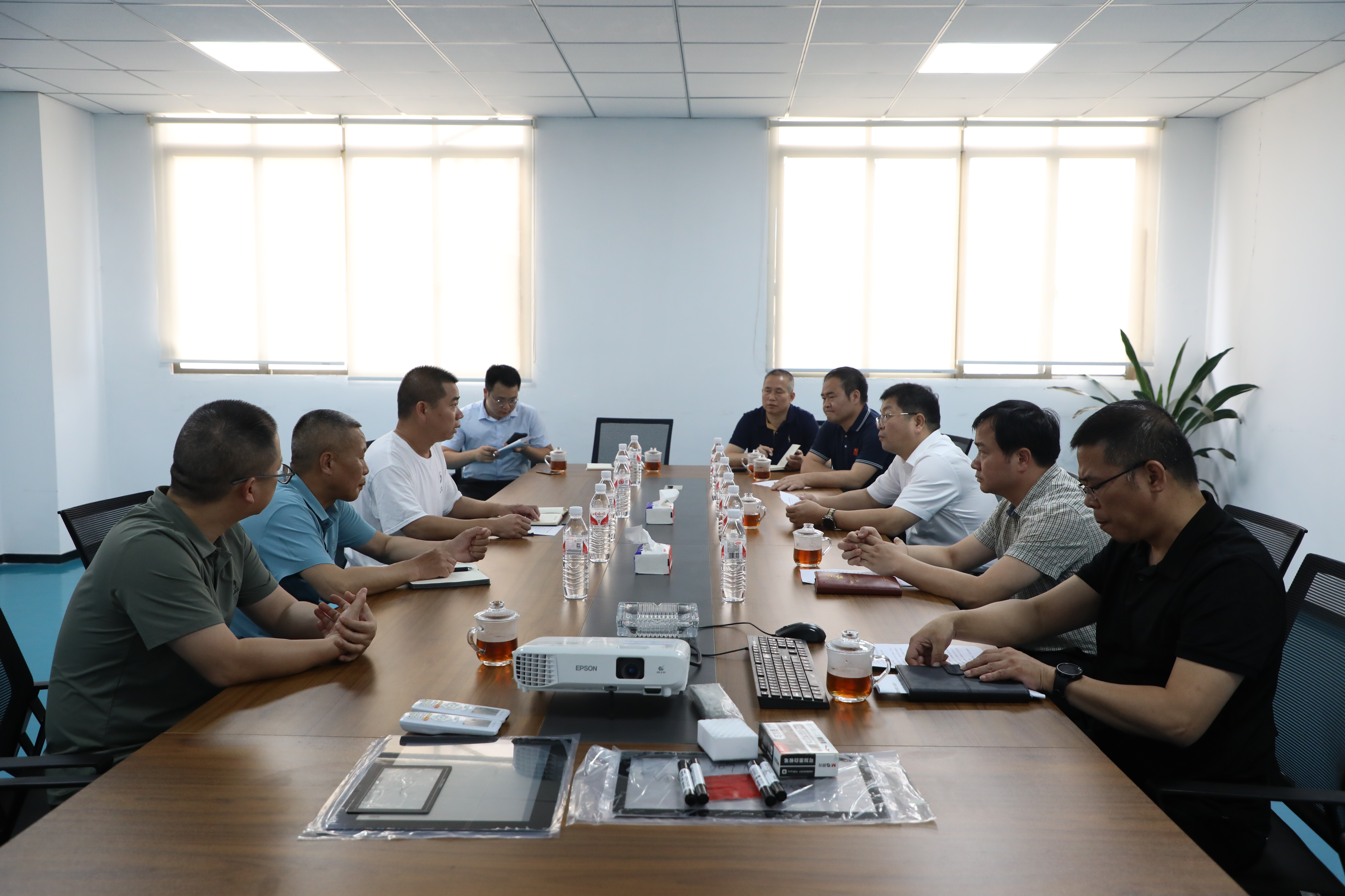 杨红兵带队调研联点企业