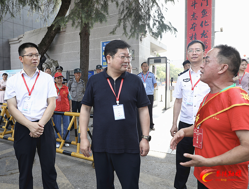 杨红兵带队巡视高考考点工作