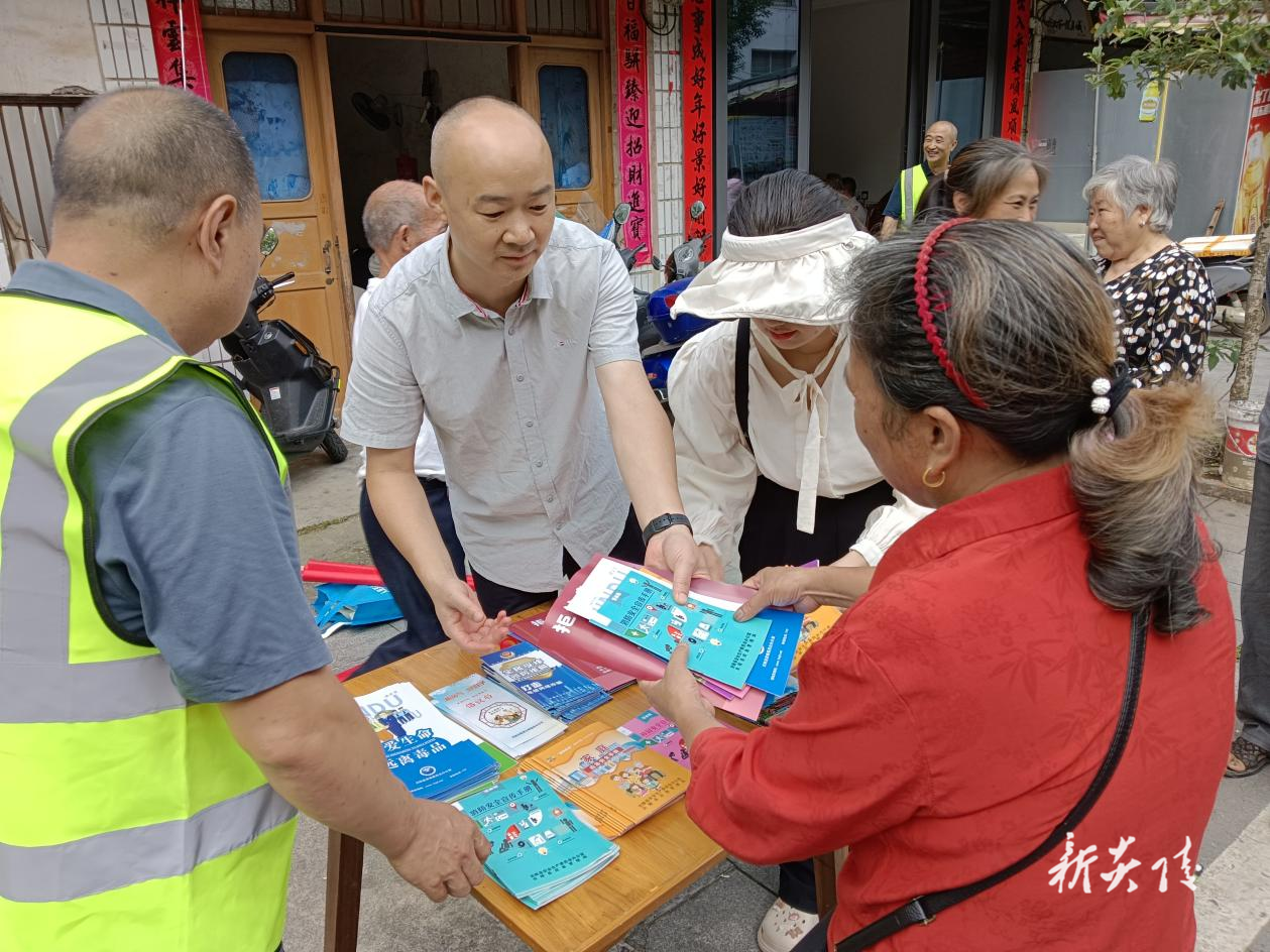 垄溪乡开展全国第24个安全生产月集中宣传活动