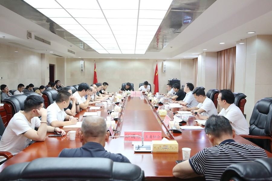 李鹏程参加香干产业发展座谈会 强调坚定不移推动香干产业高质量发展