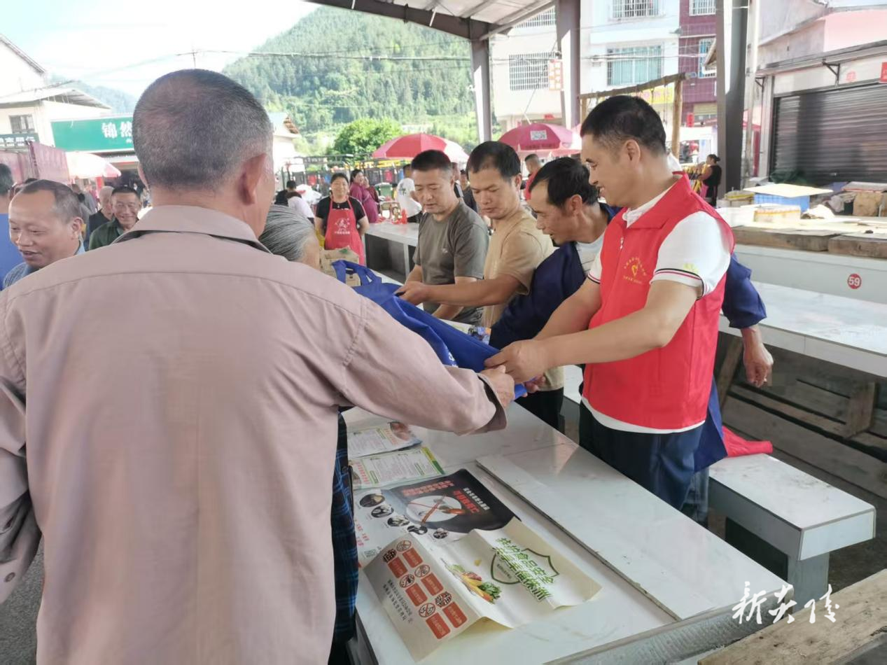 下村乡：赶集日织密“食安网” 共筑毒蘑菇防控防线