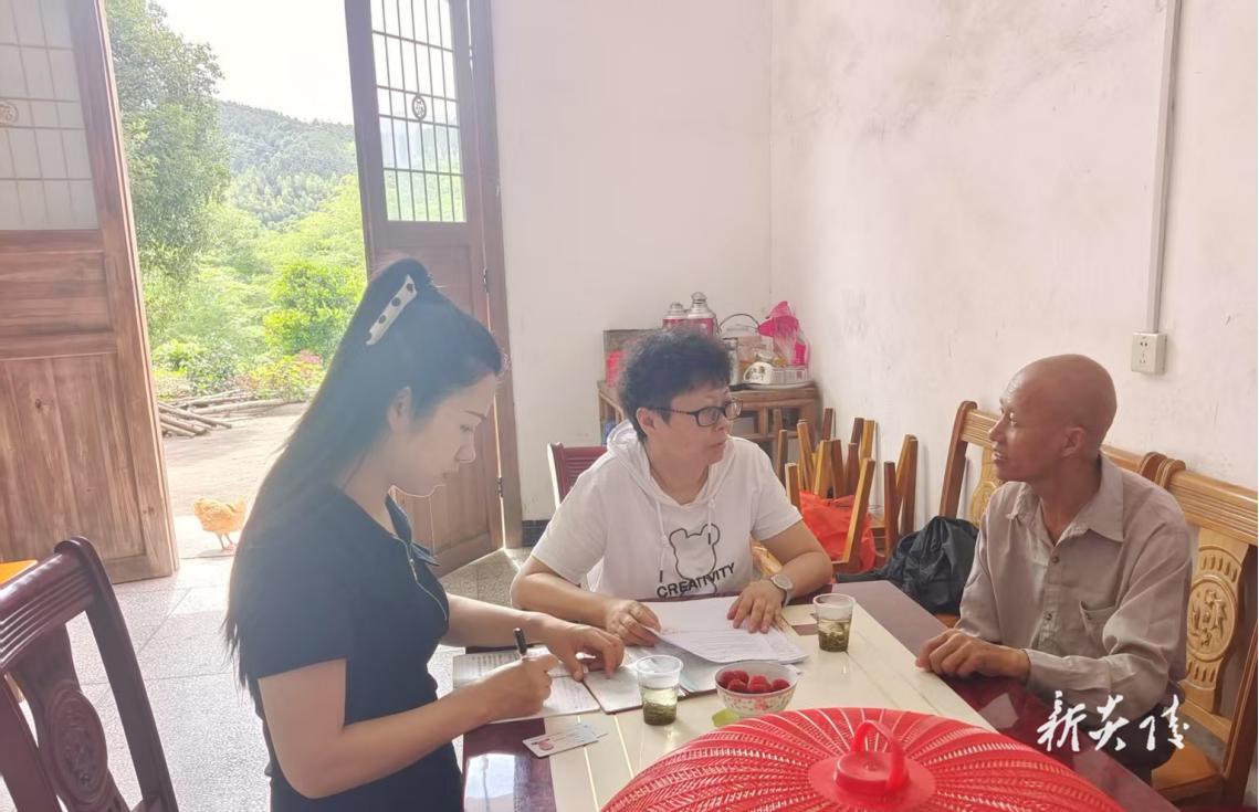 垄溪乡：开展拟新增低保边缘家庭入户调查