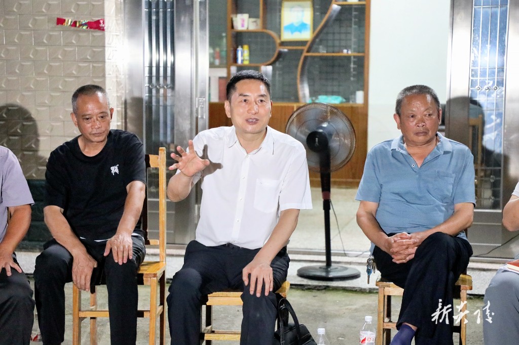 尹朝晖到霞阳镇黄沙垅村参加“酃峰夜话”屋场会