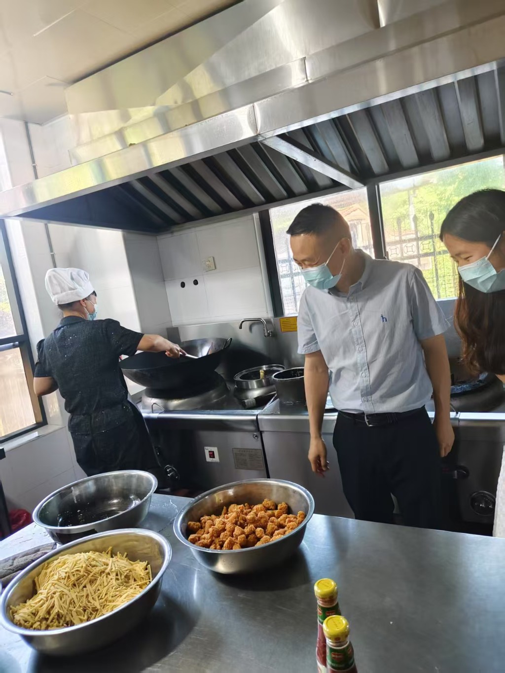 “童心飞扬，安全护航”：白关镇参加幼儿园"六一"活动并督导食品安全工作