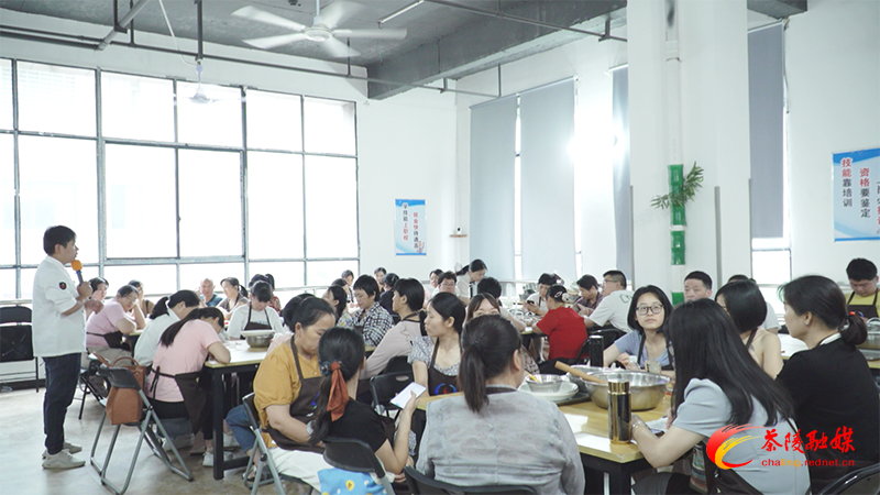 【阅卷•民生可感】免费学西点 烘焙梦想助就业