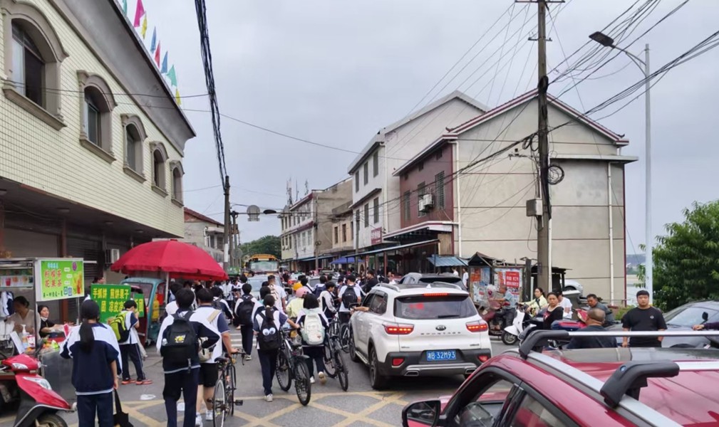武挪强调研城南中学交通拥堵问题 要求为学生营造安全放心的出行环境