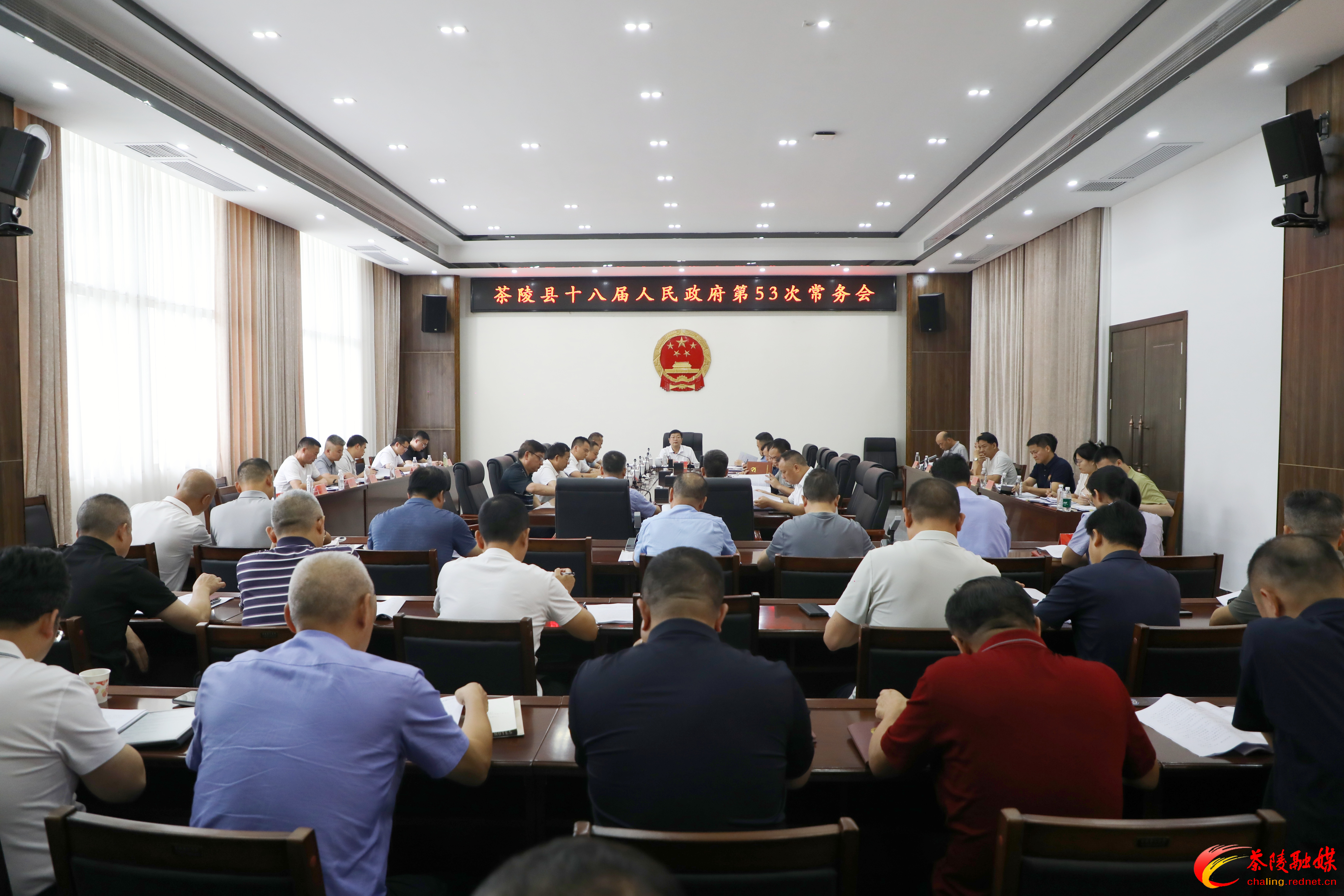 杨红兵主持召开茶陵县十八届人民政府第53次常务会议