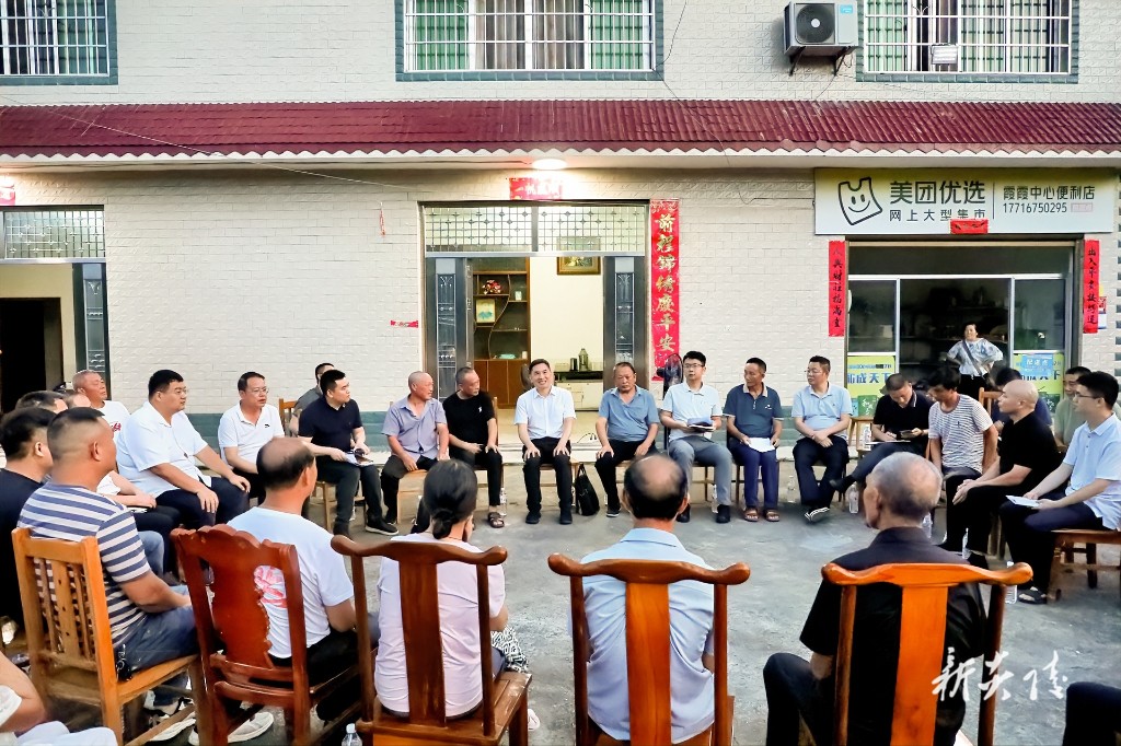 尹朝晖到霞阳镇黄沙垅村参加“酃峰夜话”屋场会