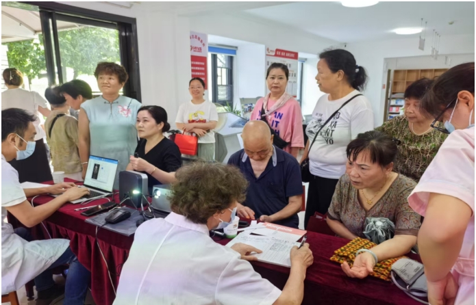 庆云街道锦绣社区开展 “义诊暖人心”便民服务活动