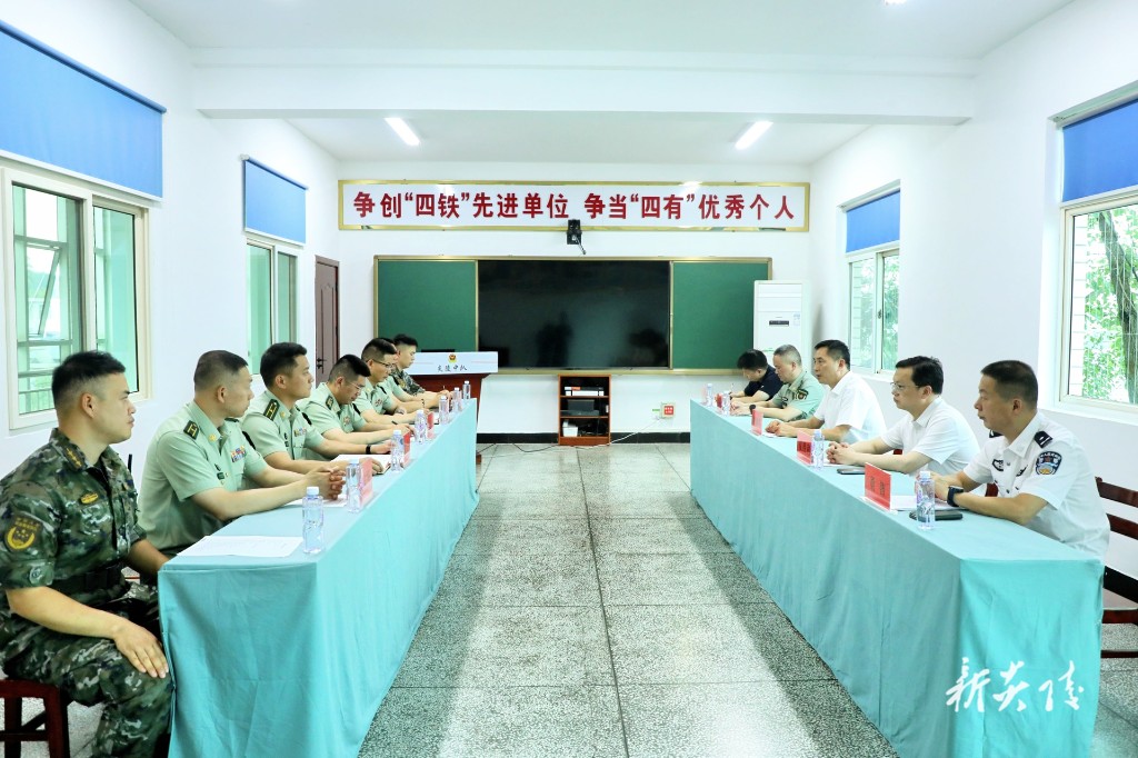 尹朝晖到县武警中队调研