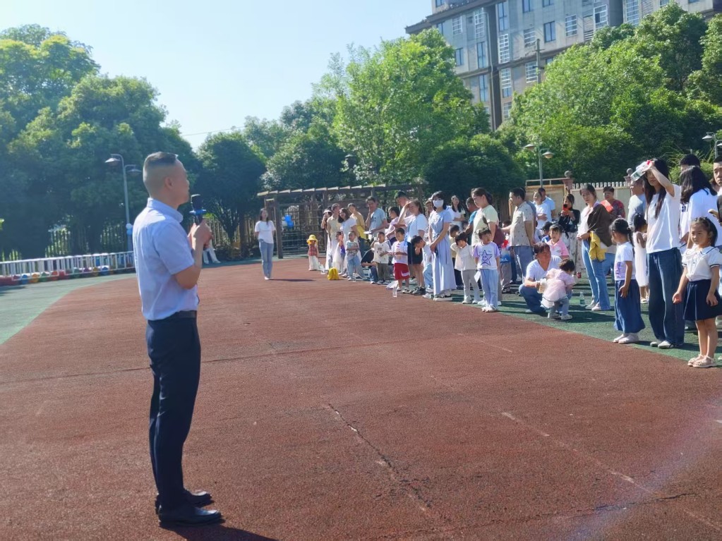 “童心飞扬，安全护航”：白关镇参加幼儿园"六一"活动并督导食品安全工作