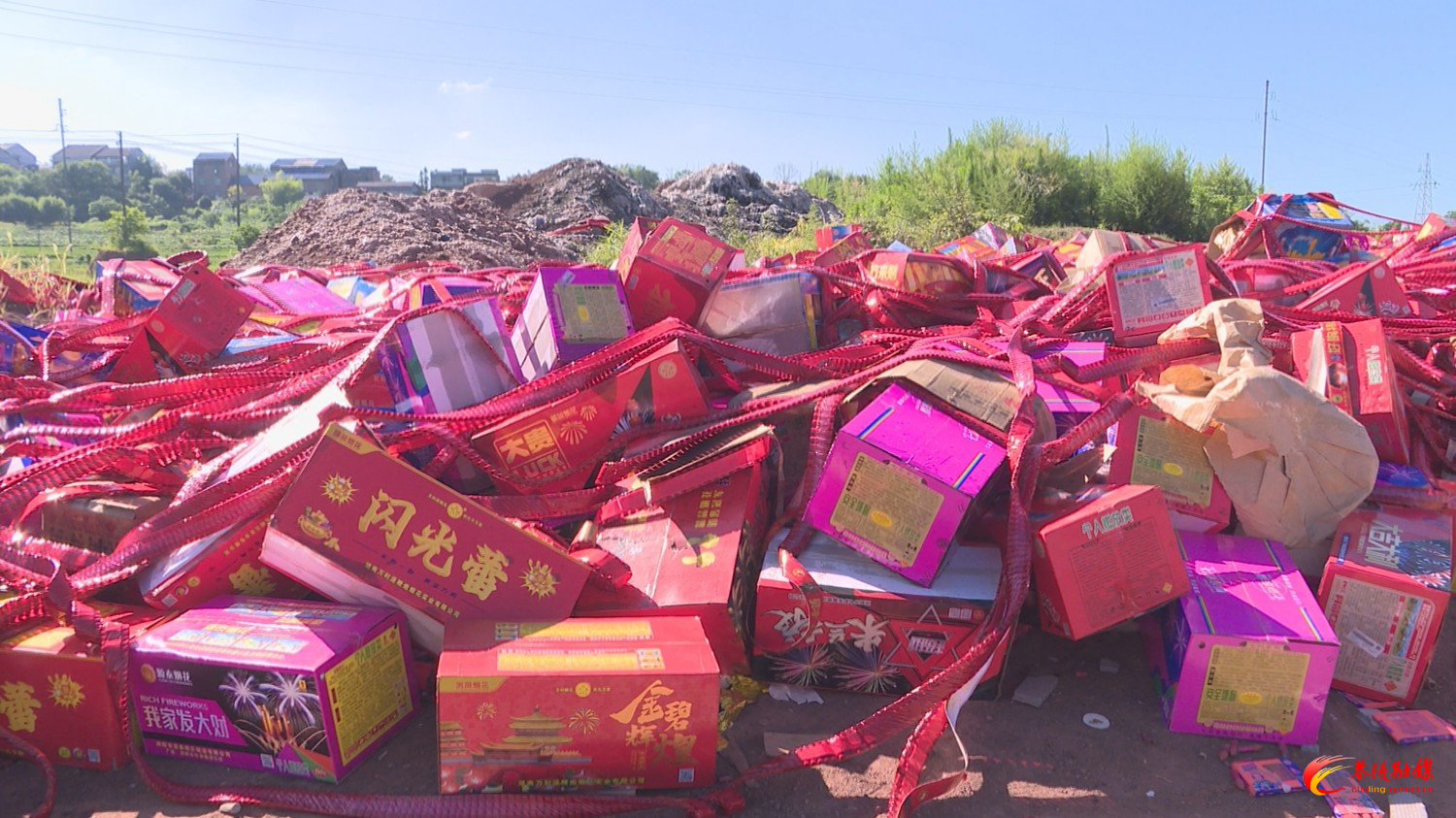 茶陵县集中销毁5602件非法烟花爆竹产品