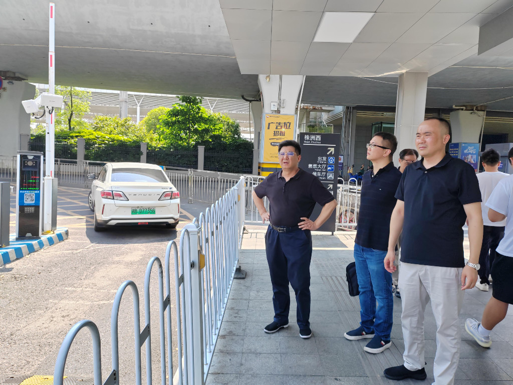 付访华暗访检查株洲西站交通秩序整治情况