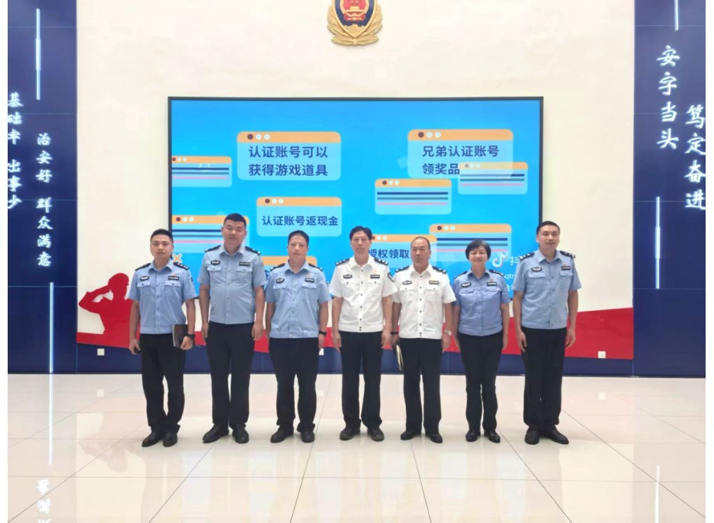 唐文发同志看望慰问基层民警