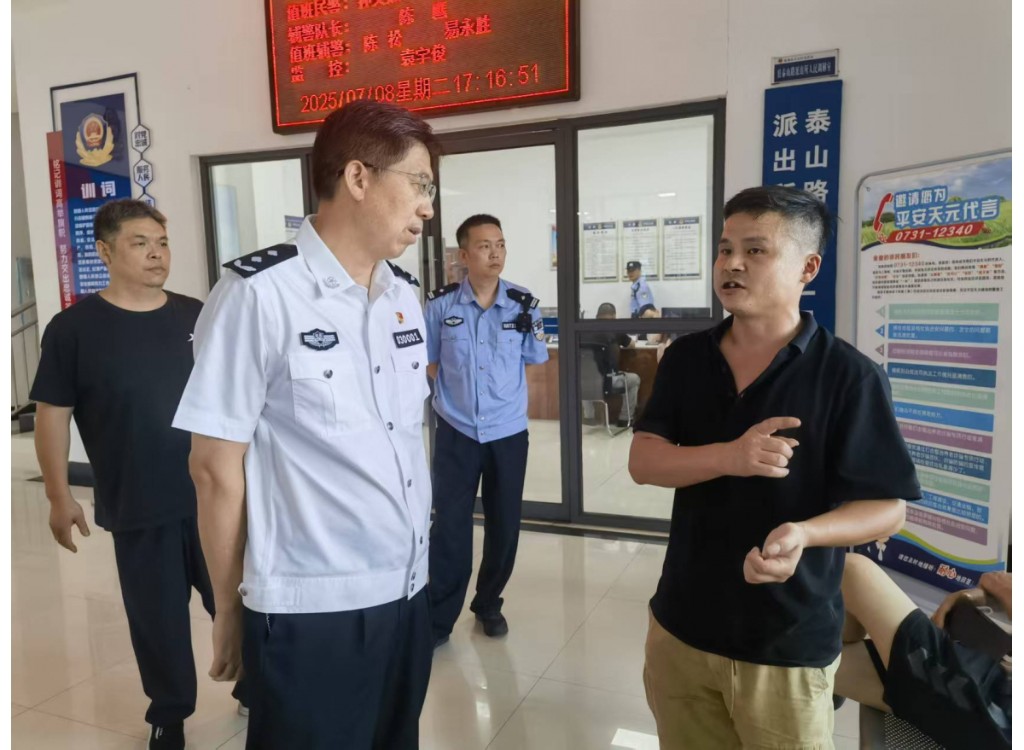 唐文发同志看望慰问基层民警