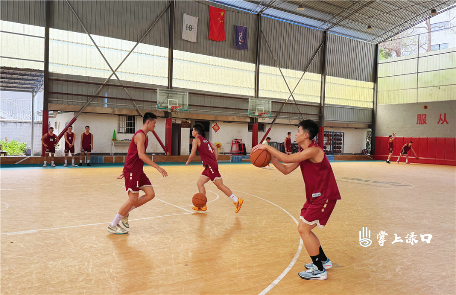 李晓彤为渌口区五中篮球队加油鼓劲