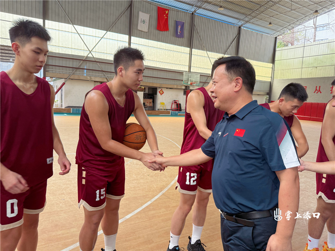 李晓彤为渌口区五中篮球队加油鼓劲