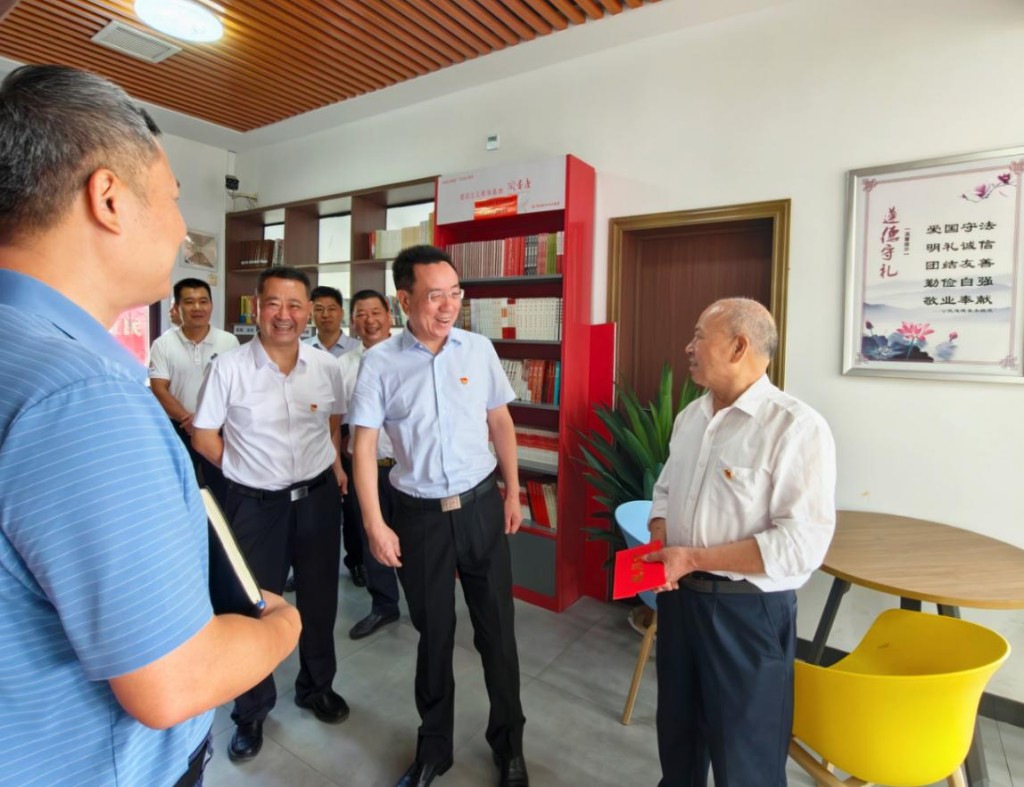 易湘东讲授深入贯彻中央八项规定精神学习教育专题党课
