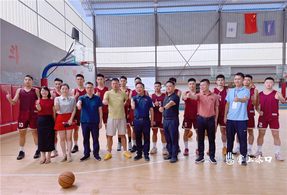 李晓彤为渌口区五中篮球队加油鼓劲