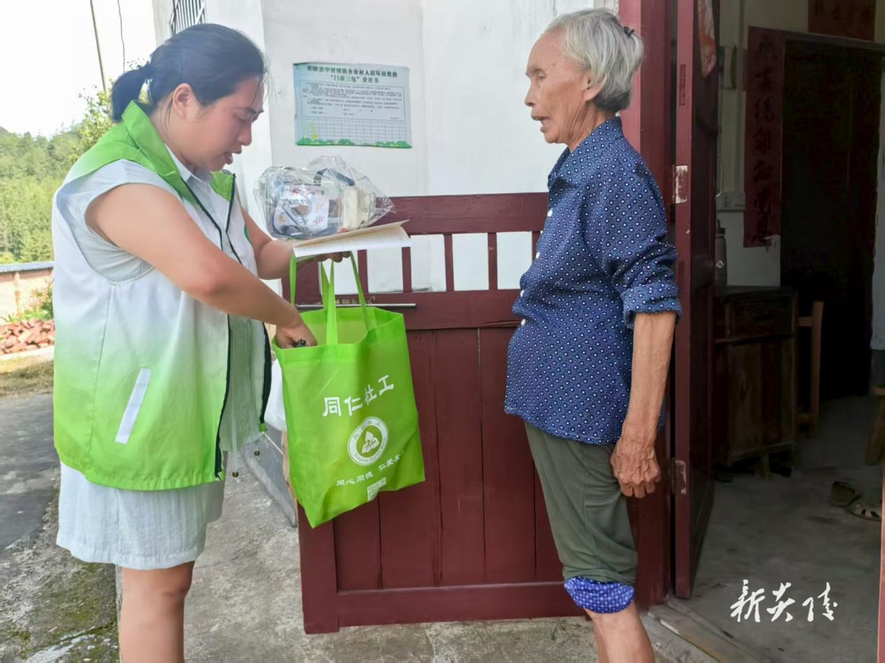 中村瑶族乡：民政入户温馨走访 精准关怀显露真情