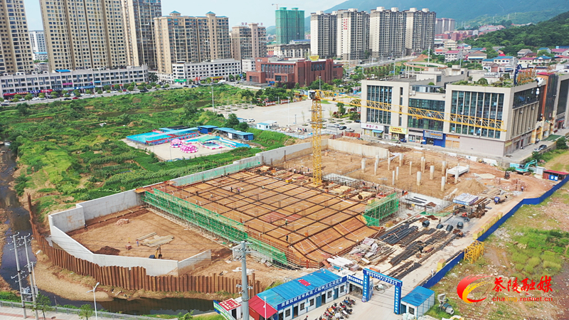 高温下的坚守：工人文化宫项目建设者战酷暑赶工期